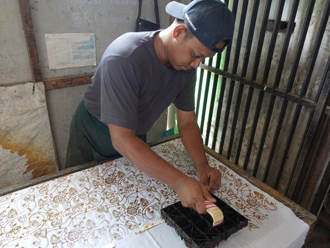 Permukaan kain batik cap halus dengan tekstur mori Primissima super