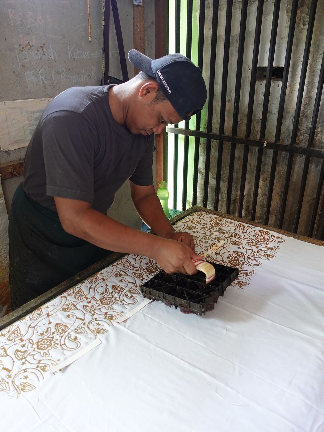 Motif cap dicetak pada kain