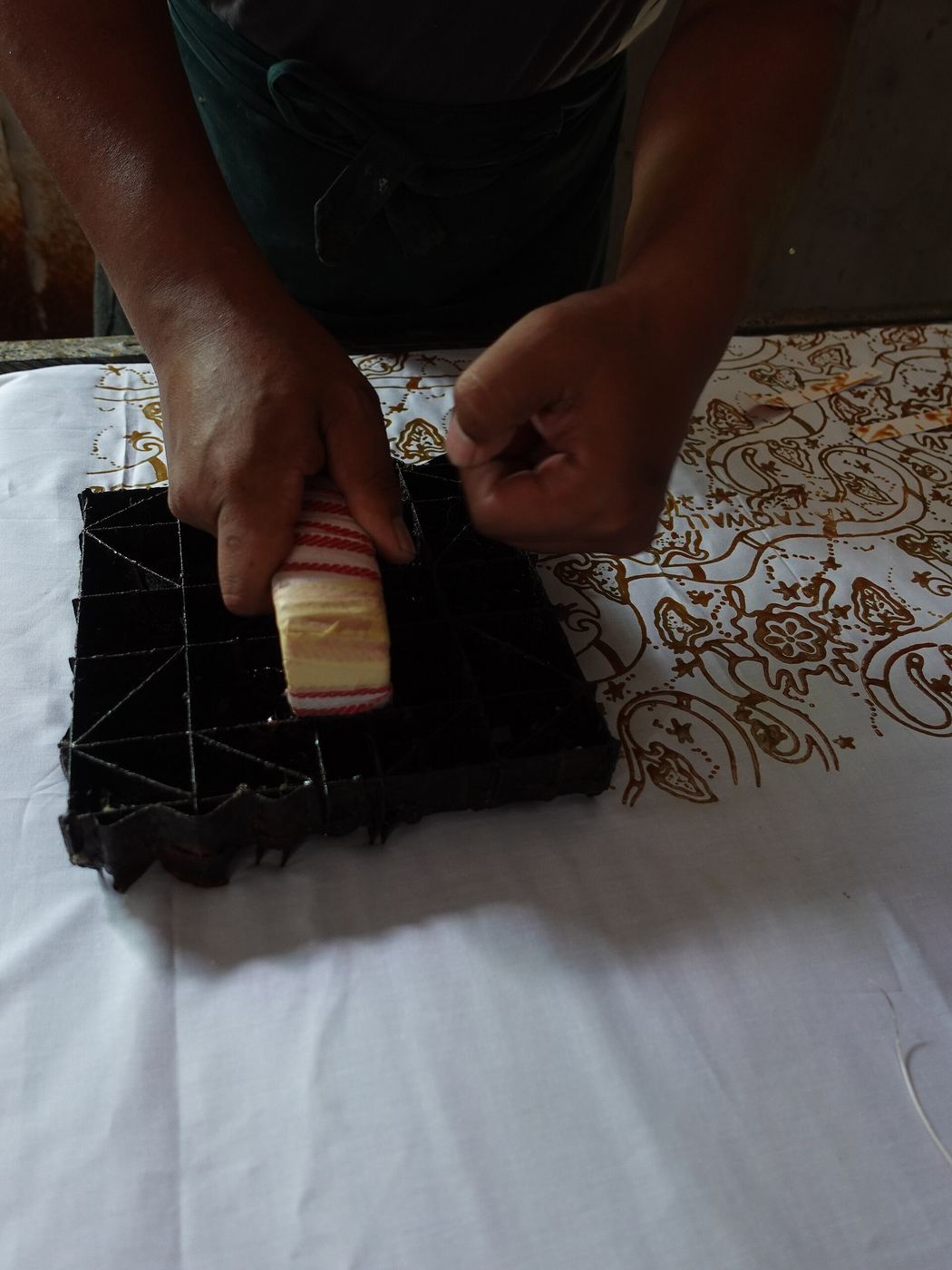 Wajan peleleh lilin malam tembaga bersuhu stabil di workshop Laweyan