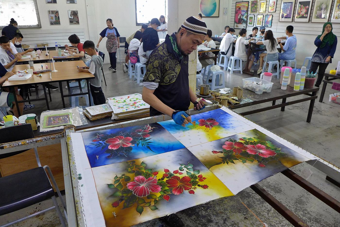 Meja produksi dengan kain dan peralatan batik