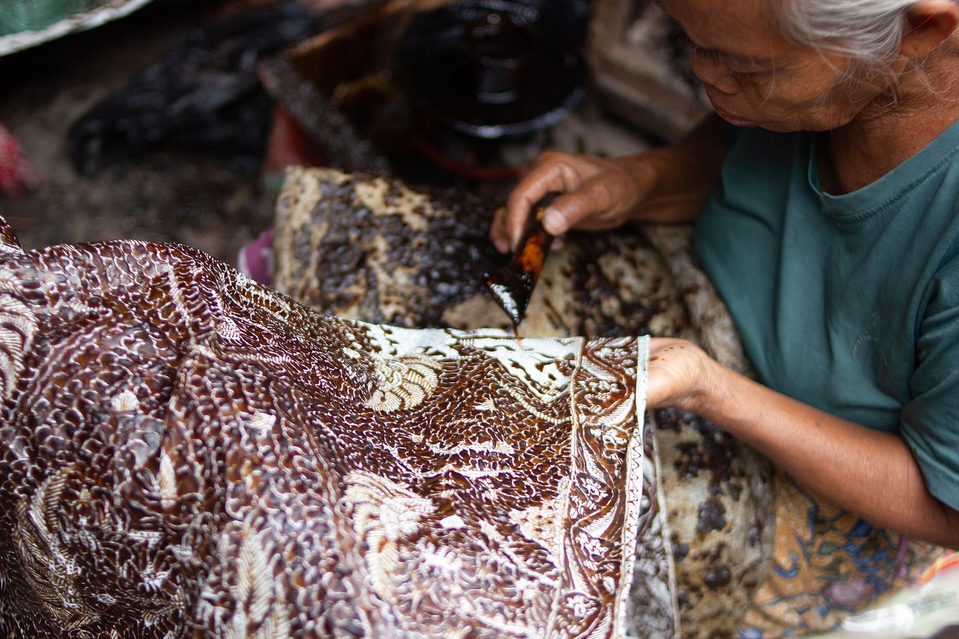 Pengrajin senior mencanting motif batik