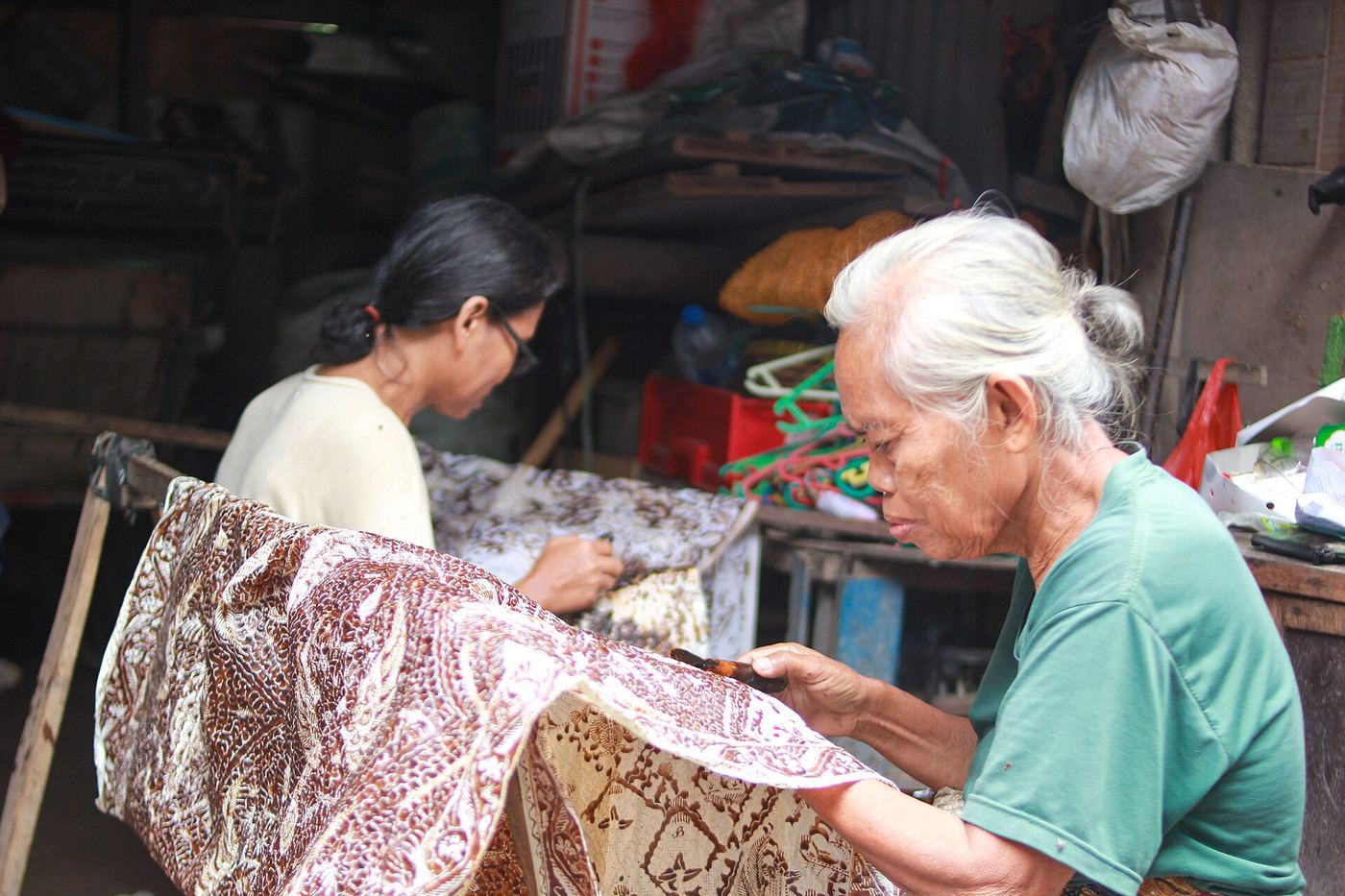 Dua pengrajin bekerja berdampingan