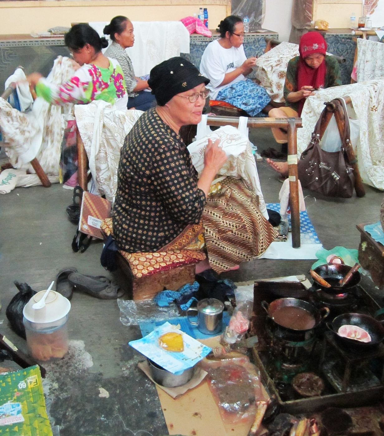 Kelompok pengrajin mengerjakan batik bersama