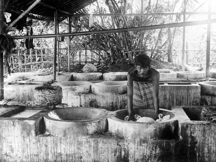 Bengkel batik di Pekalongan dengan pekerja yang menguleni kain di bak-bak semen