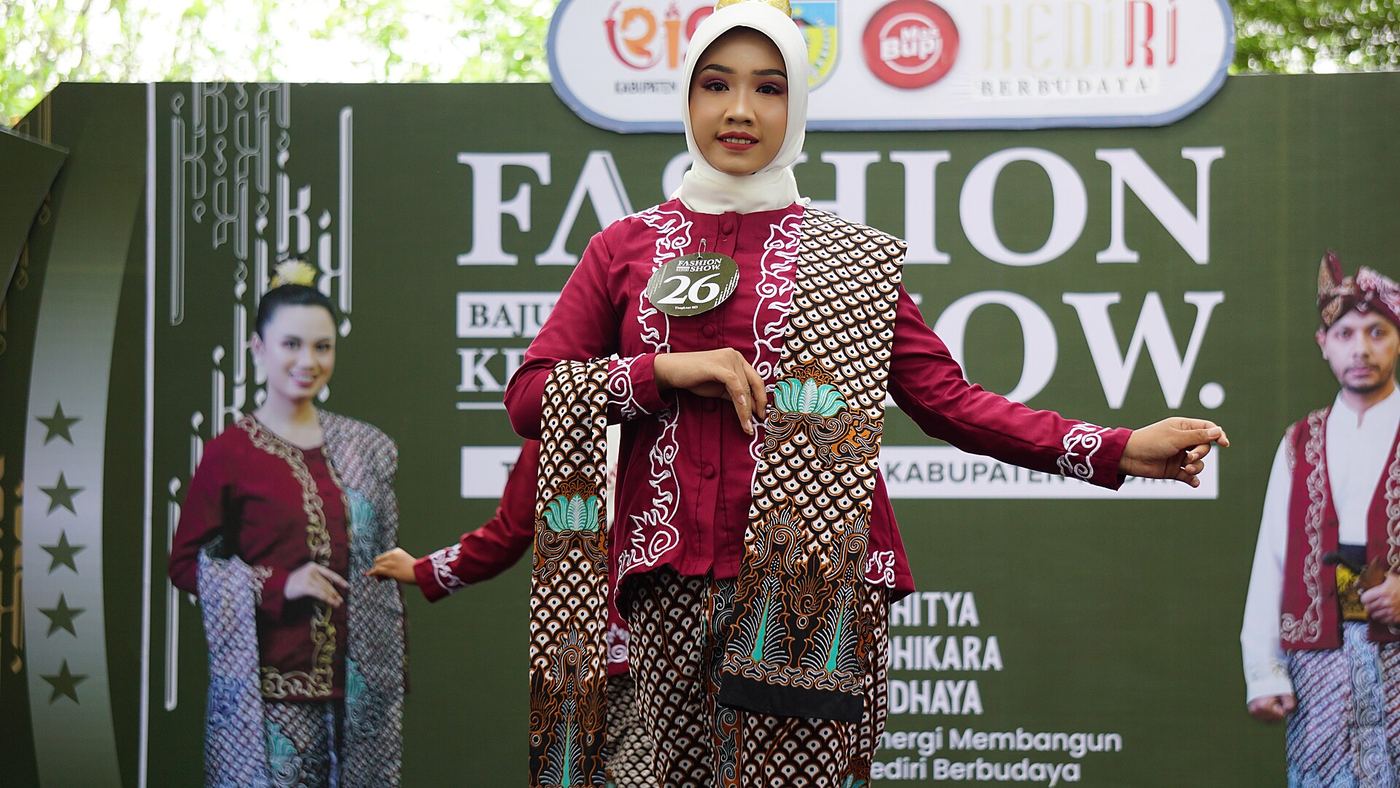 Busana batik modern karya pelajar di catwalk