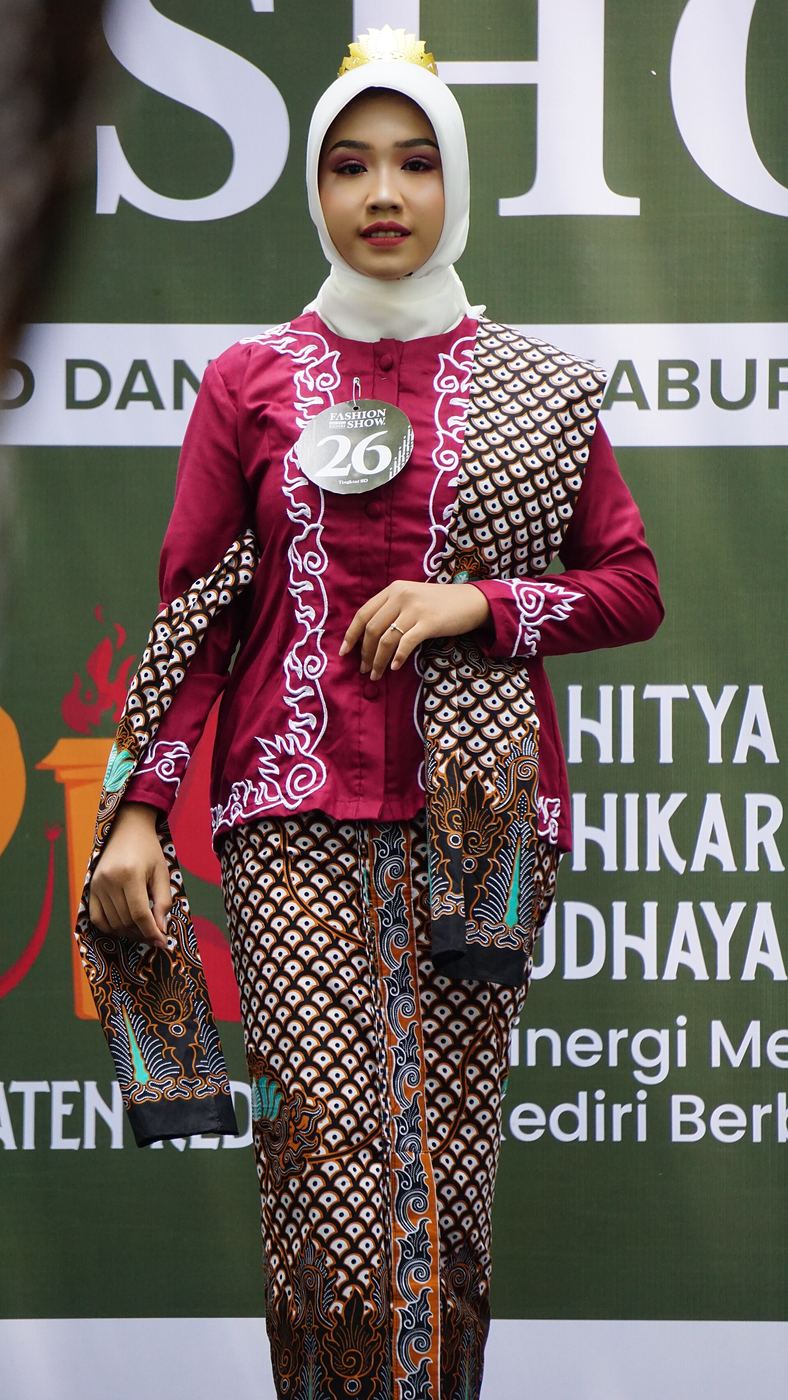 Busana batik dengan sentuhan desain kontemporer