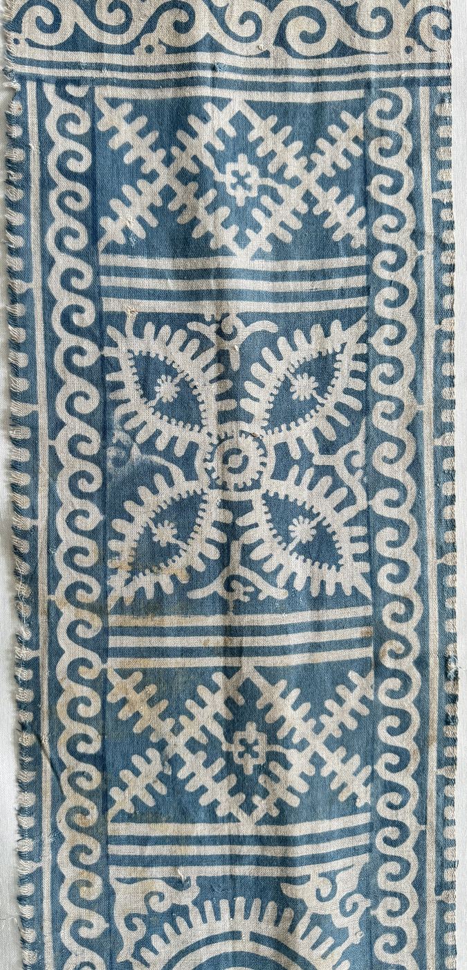 Kain batik motif geometris biru dan putih