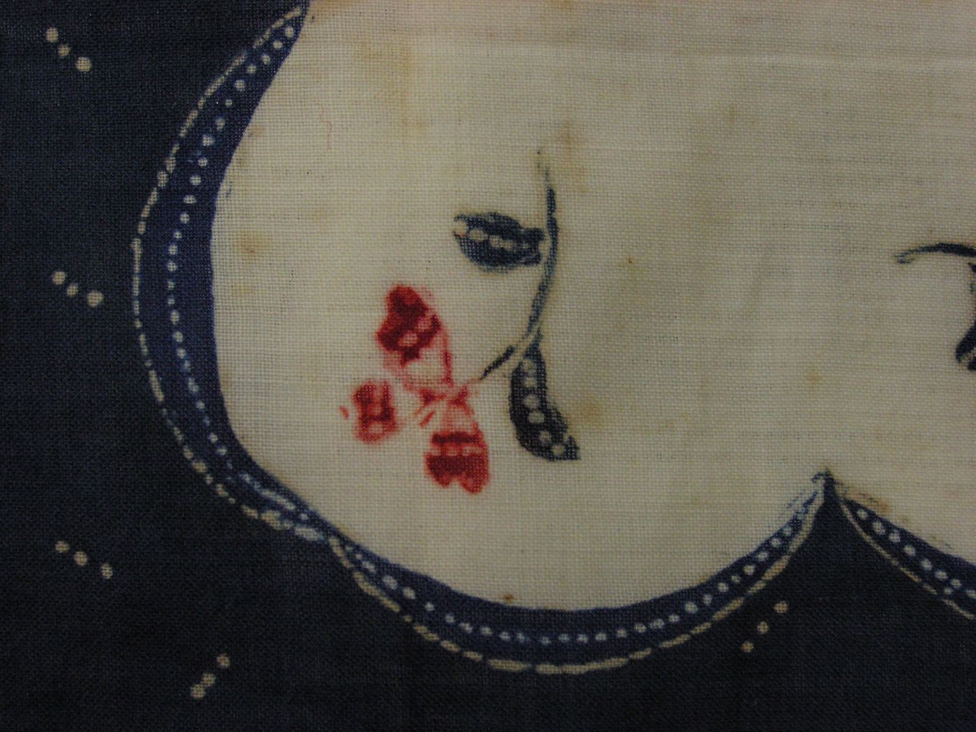 Detail motif batik dengan aksen merah