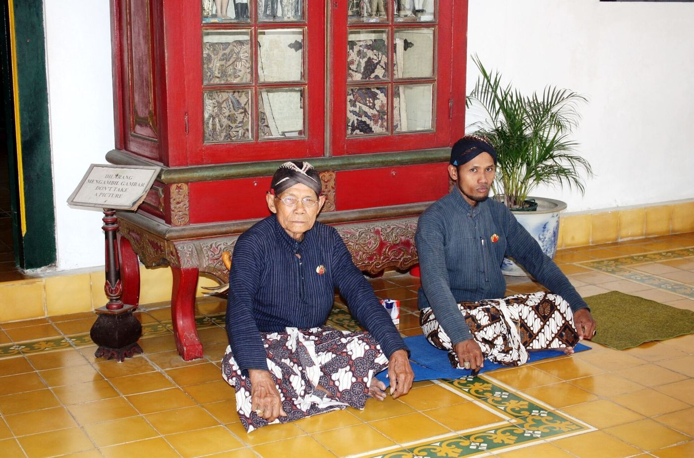 Dua orang mengenakan seragam batik hasil custom